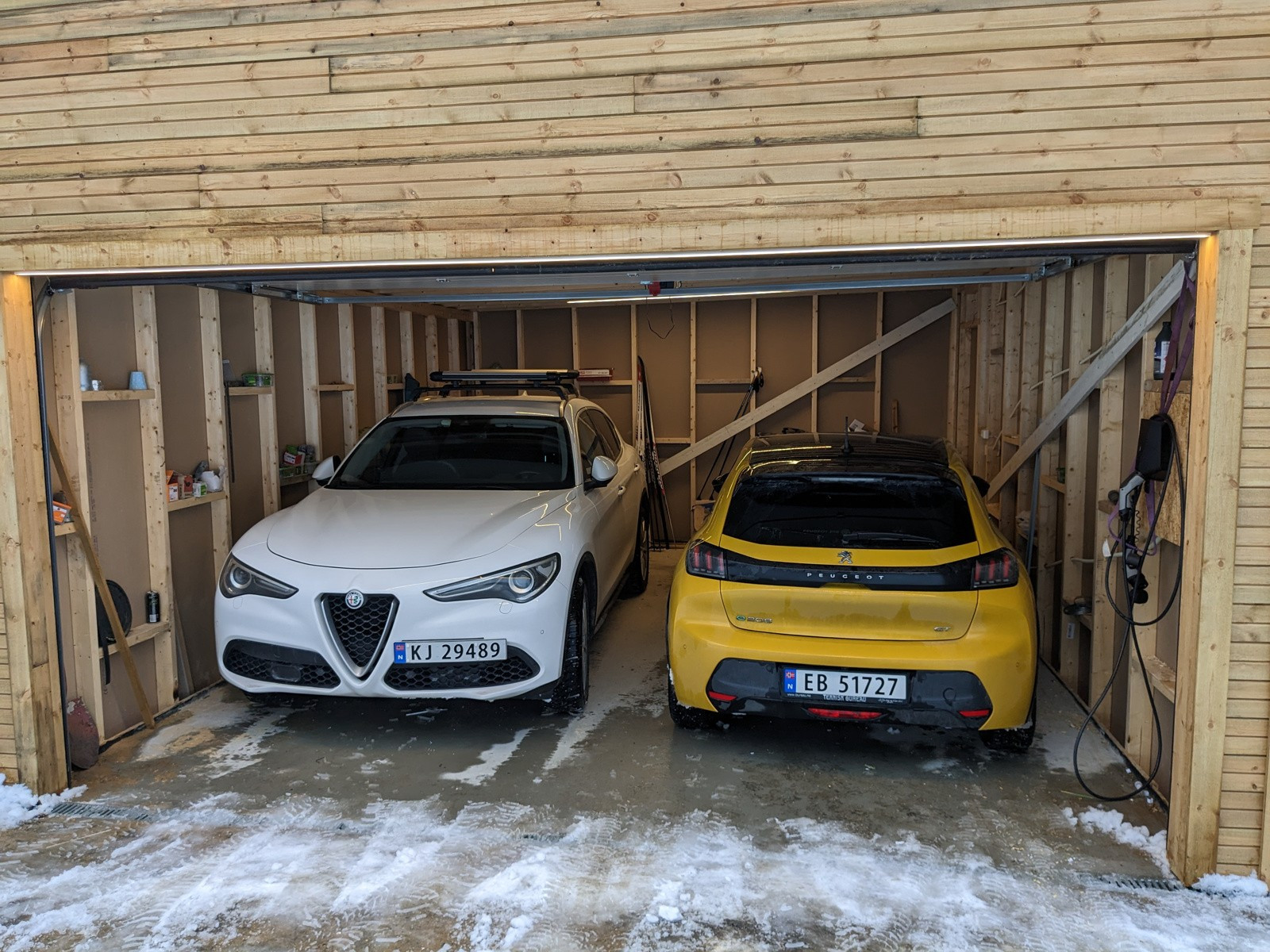 Plass til 2 biler i garasjen. Selgers private bilde.