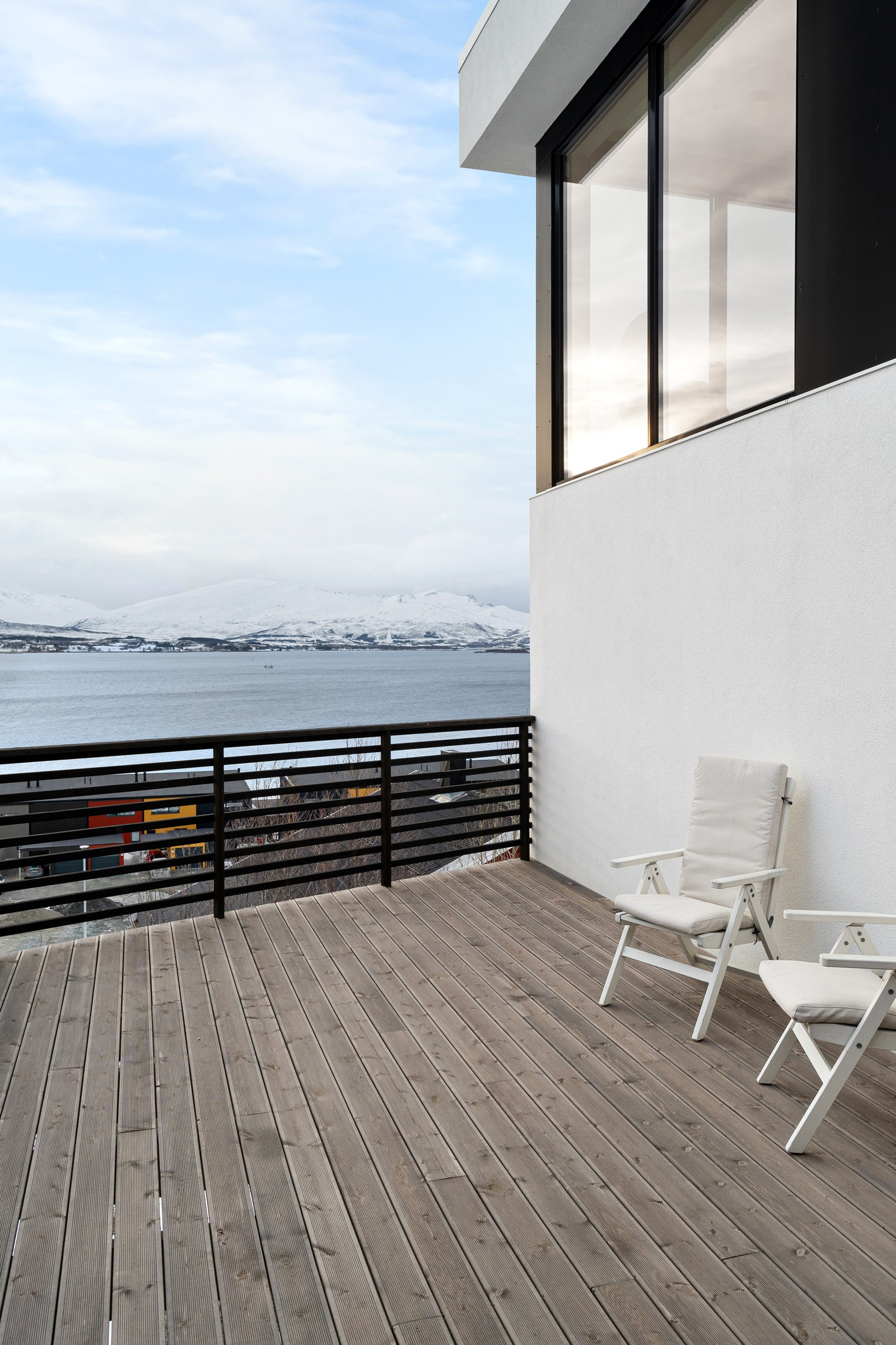 Terrasse ved inngangsparti.