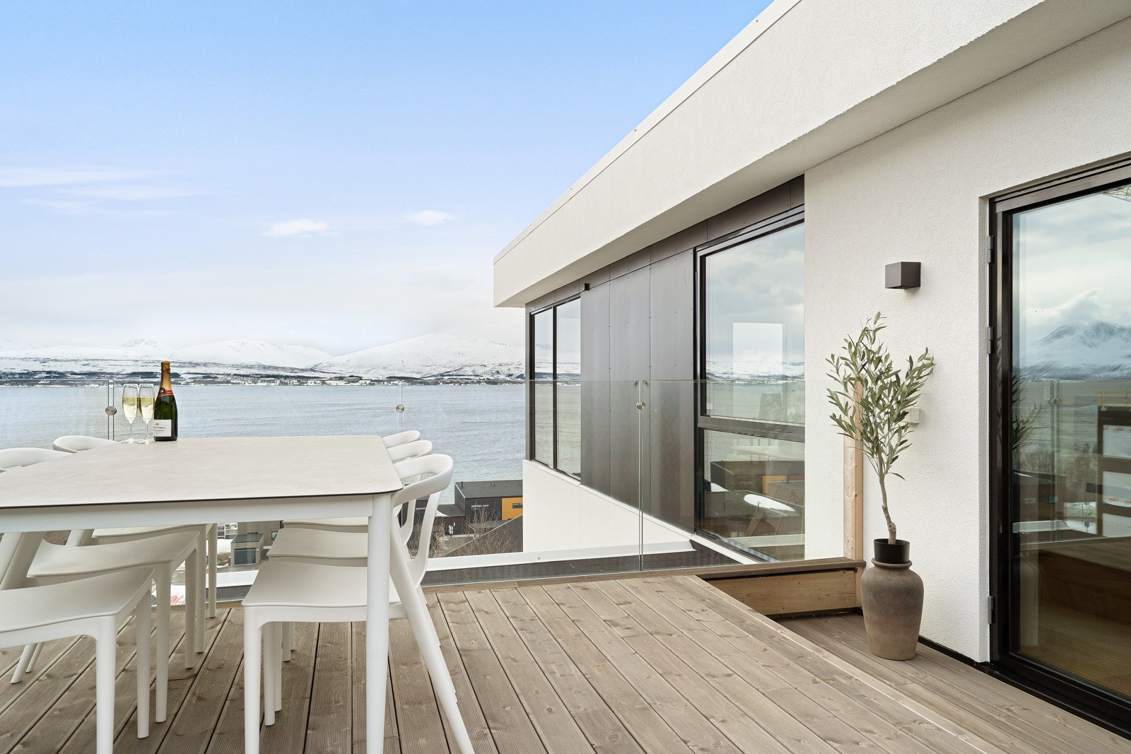Takterrasse med enestående utsikt og gode solforhold.