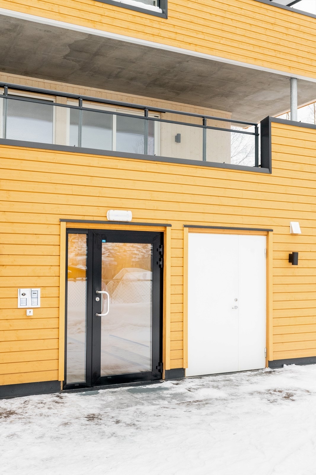 Ved siden av garasjene er det felles hovedinngang med både trapp og heis opp til hver etasje. Galleribilde