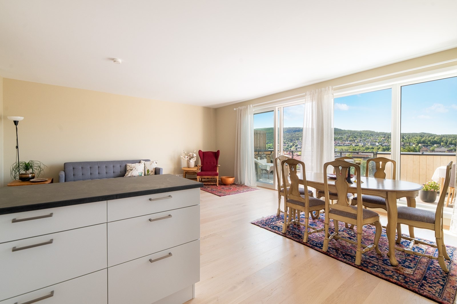 Leiligheten har balansert ventilasjon med varmegjenvinner og varmepumpe. Galleribilde