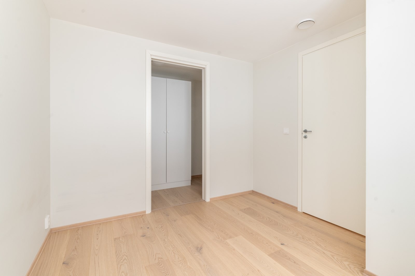 Inntil det ene soverommet er det etablert en walk-in garderobe med adkomst via plassbesparende skyvedør. Galleribilde