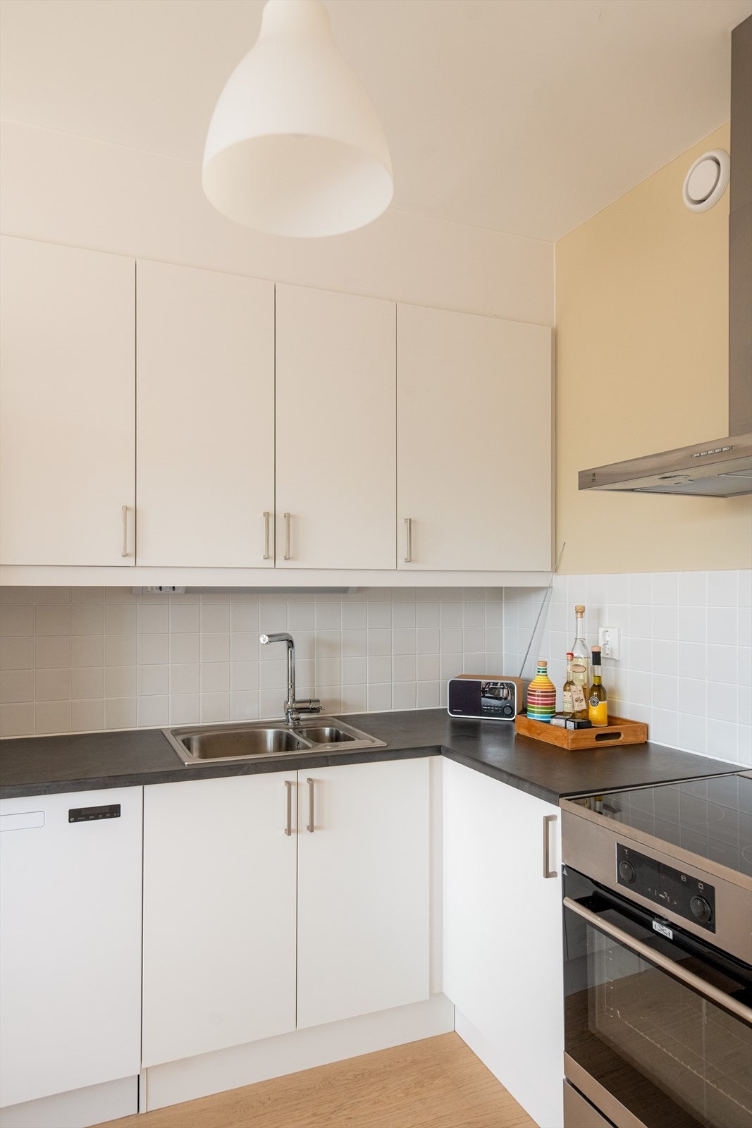 Over kokesonen er det ventilator med kullfilter. Hvitevarer på kjøkkenet medfølger. Galleribilde