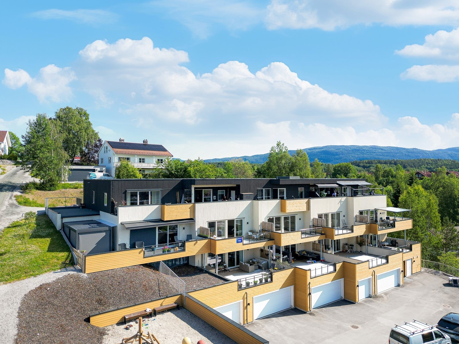 Borettslaget og leiligheten ligger høyt og fint til i Haugerudbakken, med flott utsikt og nydelige solforhold. Et rolig boområde som ligger naturskjønt og landlig til, men samtidig kun ca. 5 min gange til Bø sentrum. Galleribilde