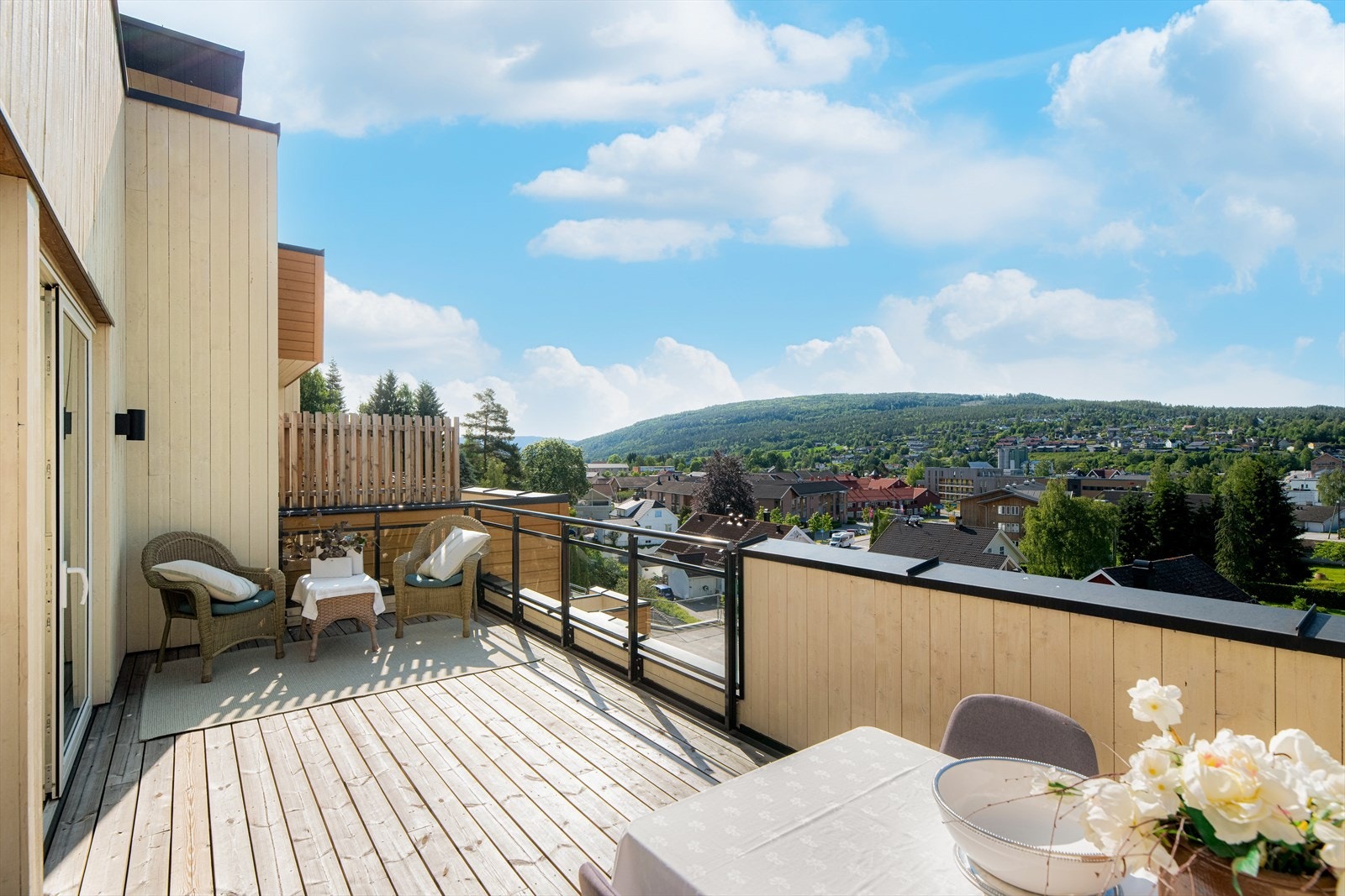 Denne leiligheten har en deilig, sydvendt terrasse på 21 m2, med panoramautsikt mot Bø sentrum og omegn. Galleribilde