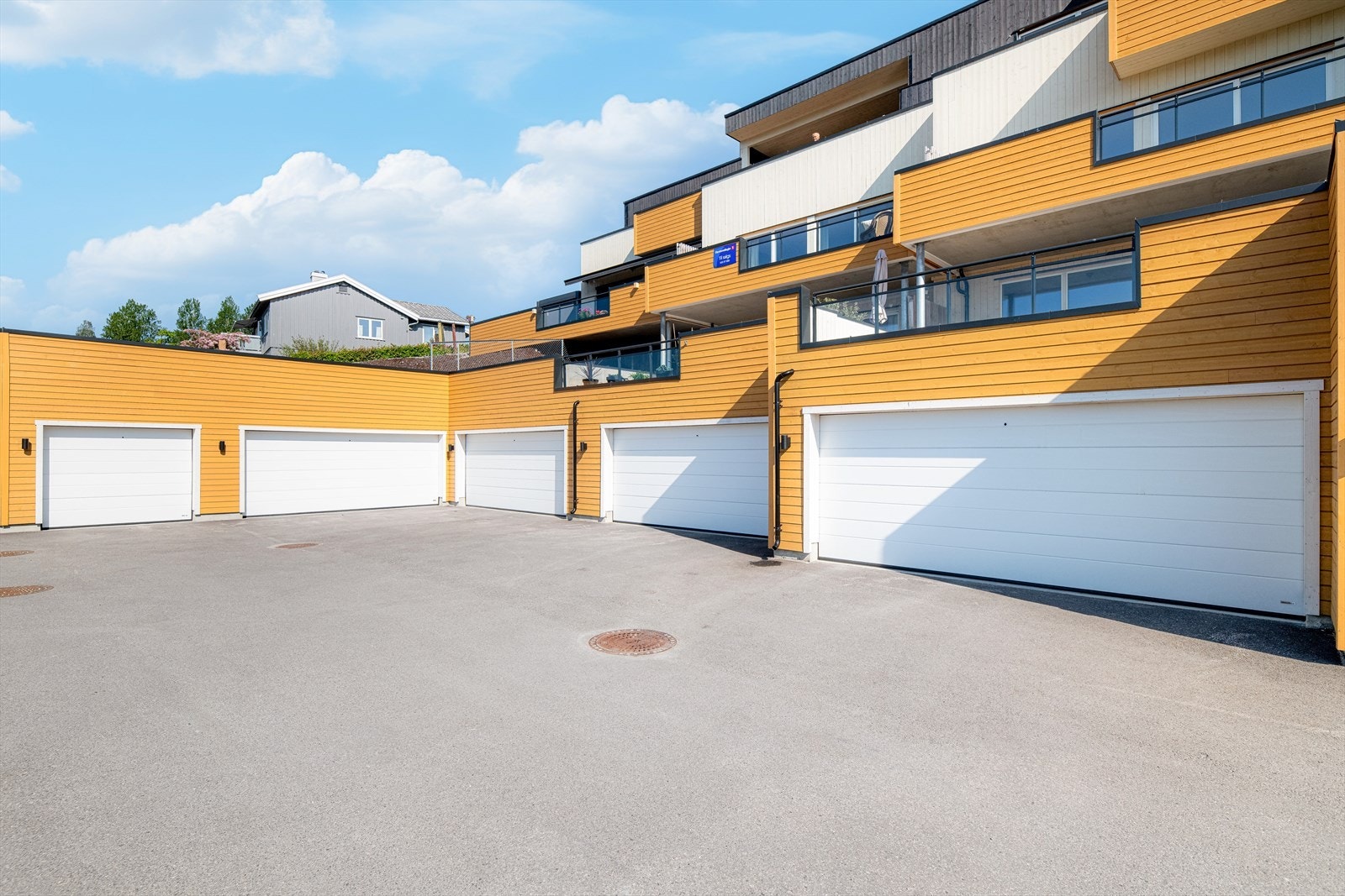Til boligen medfølger garasjeplass og bod i felles garasjeanlegg. Galleribilde