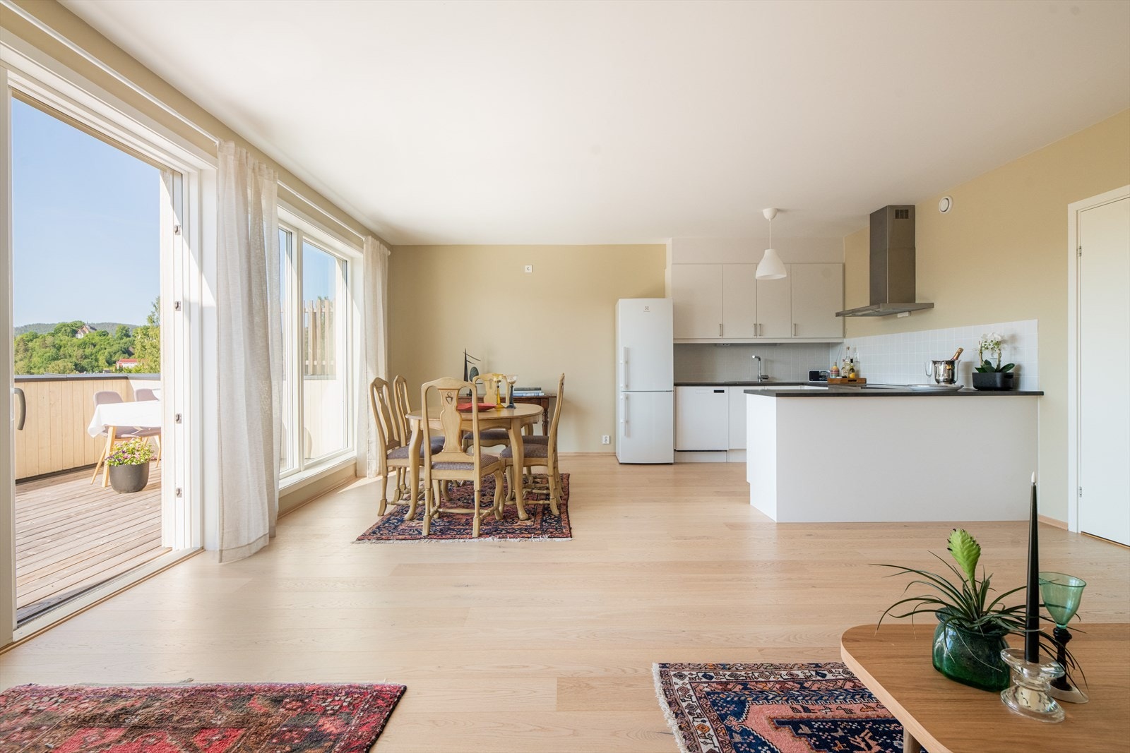 Stuen og kjøkkenet har en sosial og åpen løsning, hvor store sydvendte vindusflater tilfører rikelig med dagslys. Innvendige overflater består hovedsakelig av parkett/flis på gulv og slette, malte vegger. Galleribilde