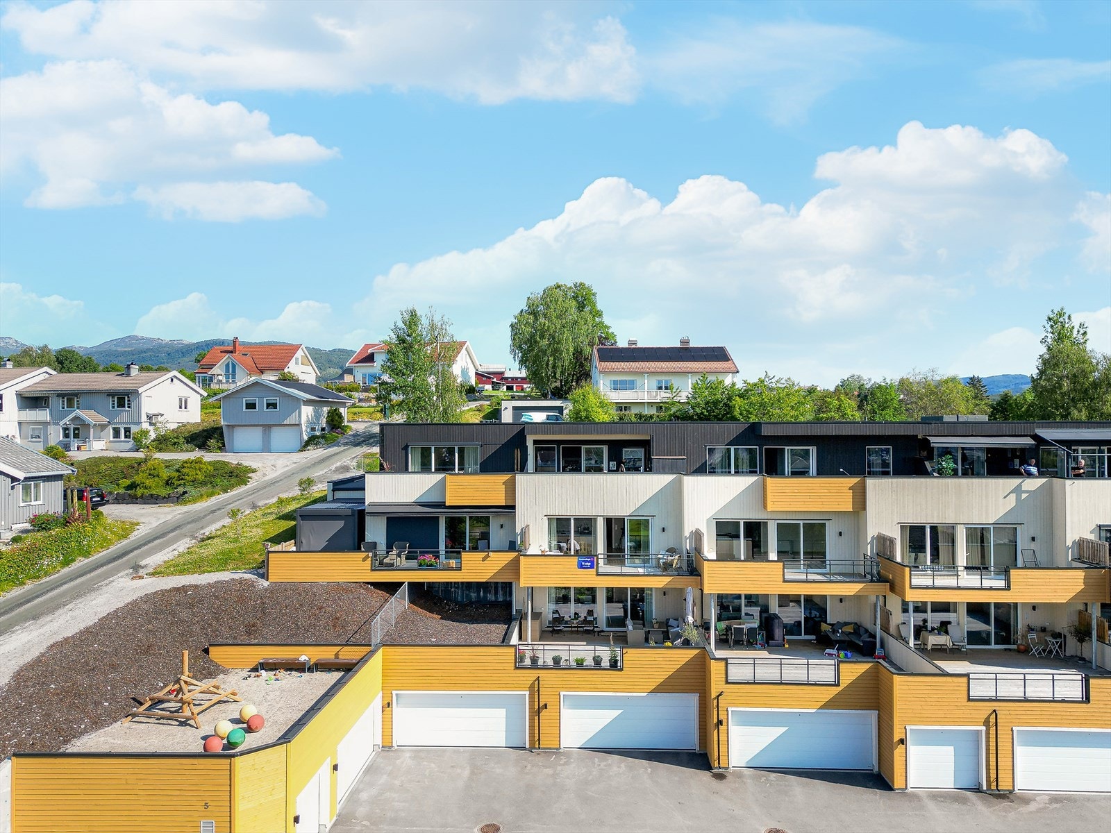 Tomten har en solrik beliggenhet, og er pent opparbeidet med stor gårdsplass hvor det er etablert garasjer i byggets 1. etasje, med en plass per leilighet. Galleribilde