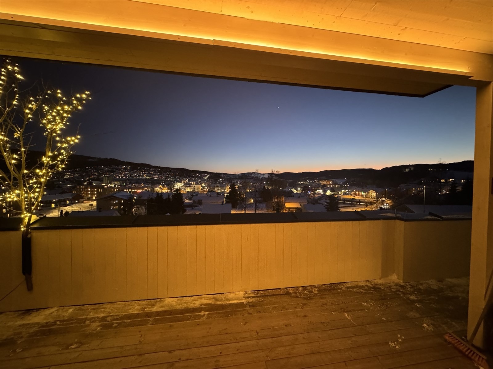 Bø by night!
(Bildet tatt fra selgers veranda ovenfor leiligheten) Galleribilde