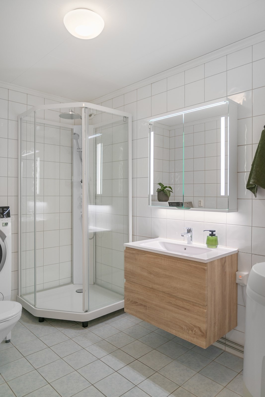 Rommet er utstyrt med dusjkabinett, vask, toalett, opplegg til vaskemaskin samt varmtvannsbereder på 110 liter fra 2022. Samme alder er det på dusjkabinett og baderomsinnredning. Galleribilde