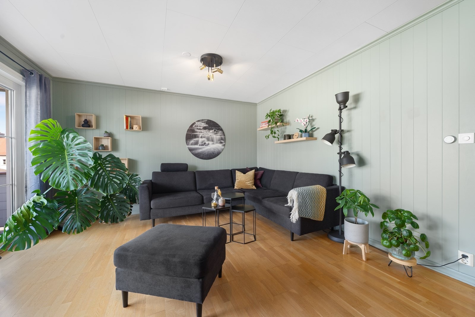 Videre så er det bra med plass til sofa/gruppe og innen mindre møblering. Galleribilde