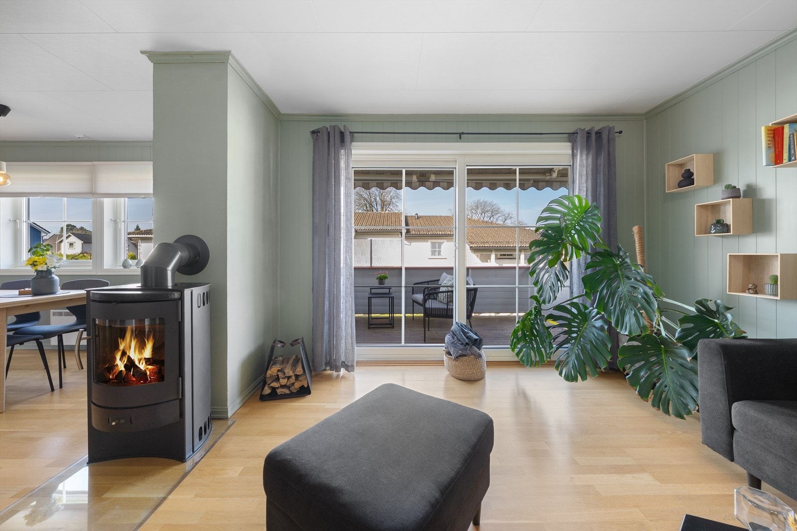 Lys og romslig stue med gode vindusflater som slipper inn godt med dagslys. Galleribilde