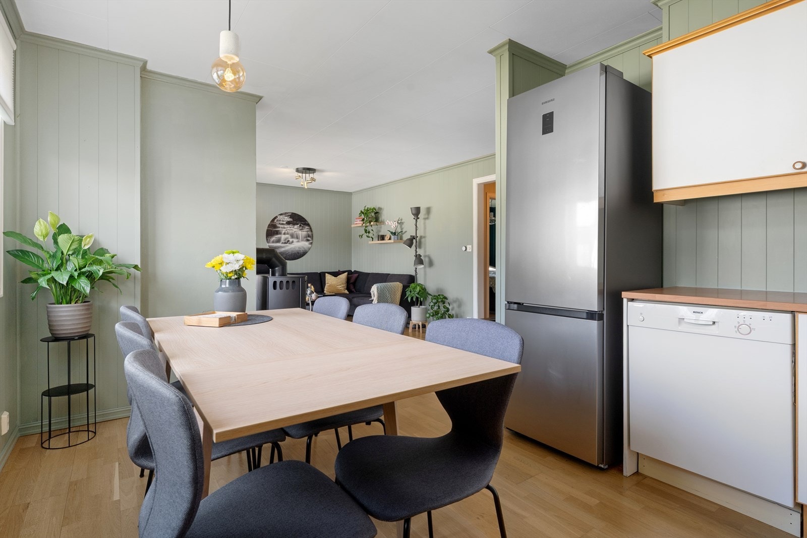 På kjøkkenet er det plass til et koselig spisebord med tilhørende møblement Galleribilde