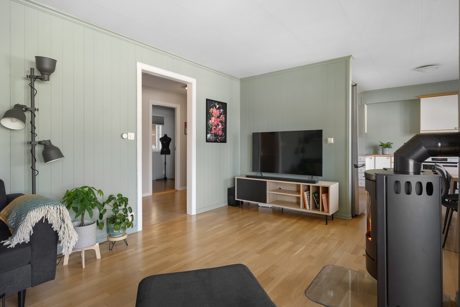 Fin løsning fra gangen inn mot stuen og kjøkkenet Galleribilde