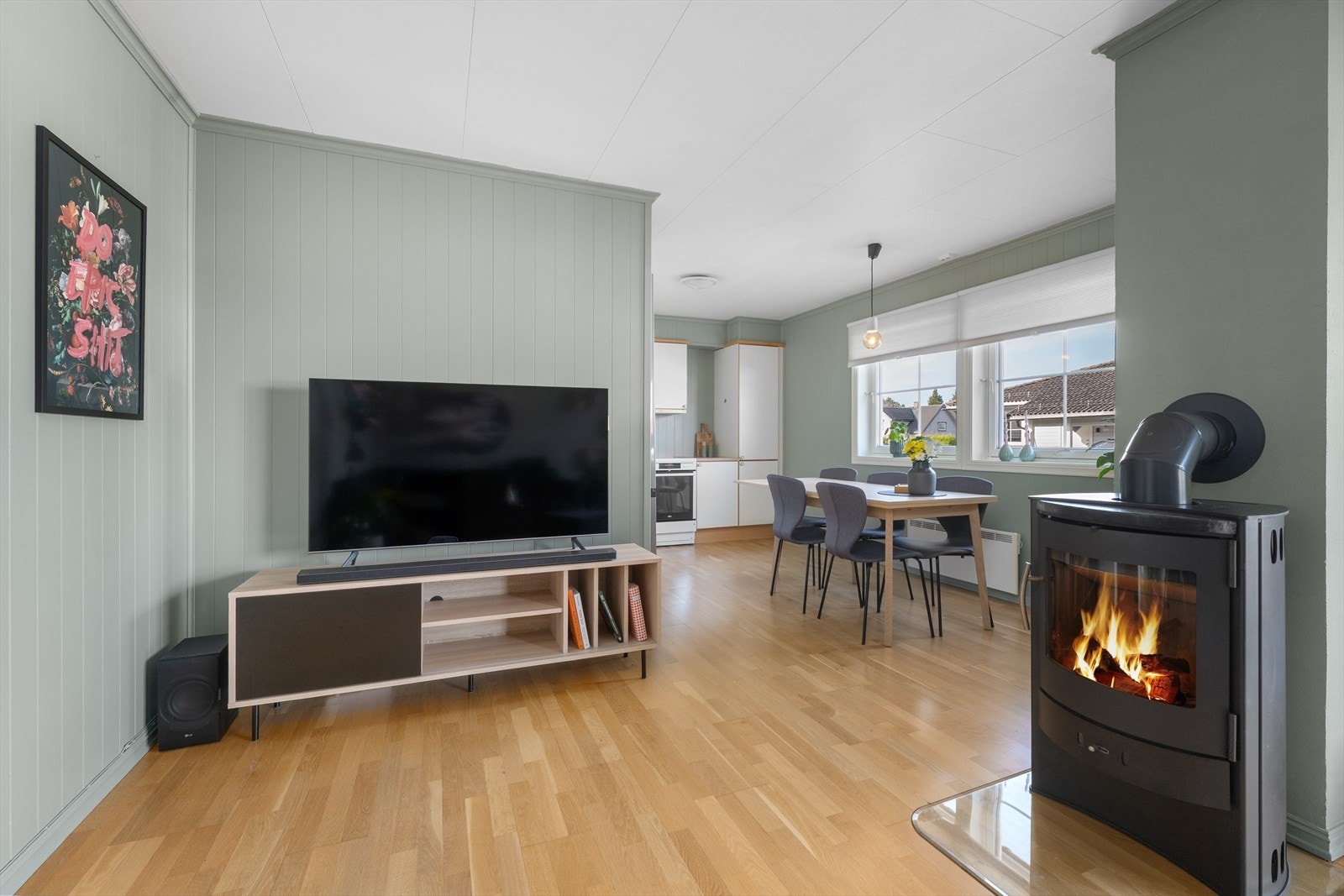 Det er montert peis i rommet som gir leiligheten god varme. Galleribilde