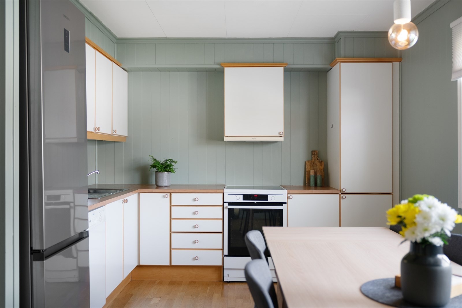 Ventilator over koketopp, med utlufting via yttervegg. Godt med lagringsplass i over/underskap samt bra med arbeidsplass på kjøkkenbenk. Galleribilde