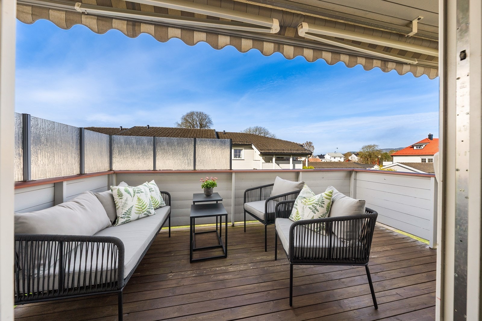 Utgang til balkong fra stuen med god plass til utemøblement. Gode solforhold på ettermiddag og kveld Galleribilde