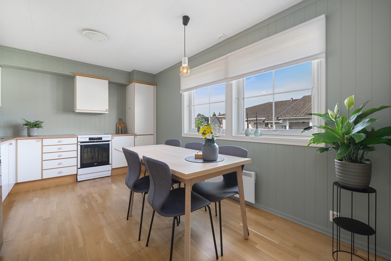 Innredning med slette folierte fronter og foliert base på skrog. Benkeplate av laminat med benkebeslag av stål, dobbel oppvaskkum og et greps blandebatteri. Galleribilde