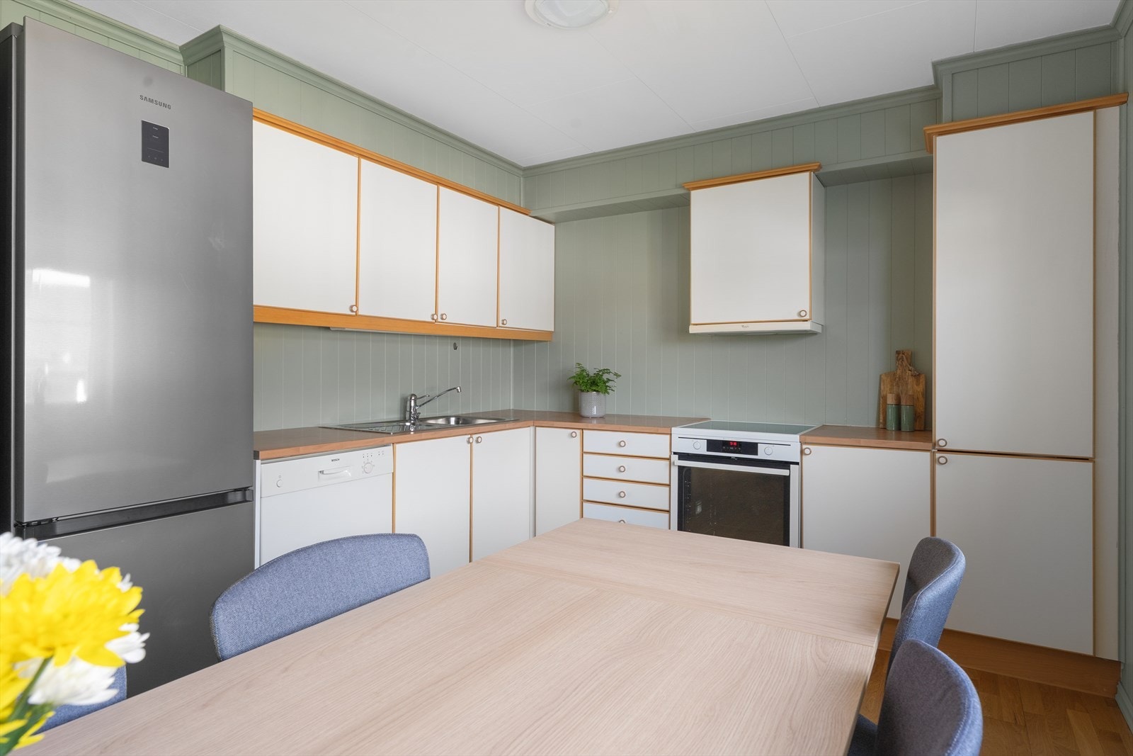 Det er opplegg for frittstående oppvaskmaskin, komfyr og kjøl/fryseskap. Lekkasjevakt under oppvaskkum og kjøkkenet fremstår med normal slitasje for alderen Galleribilde