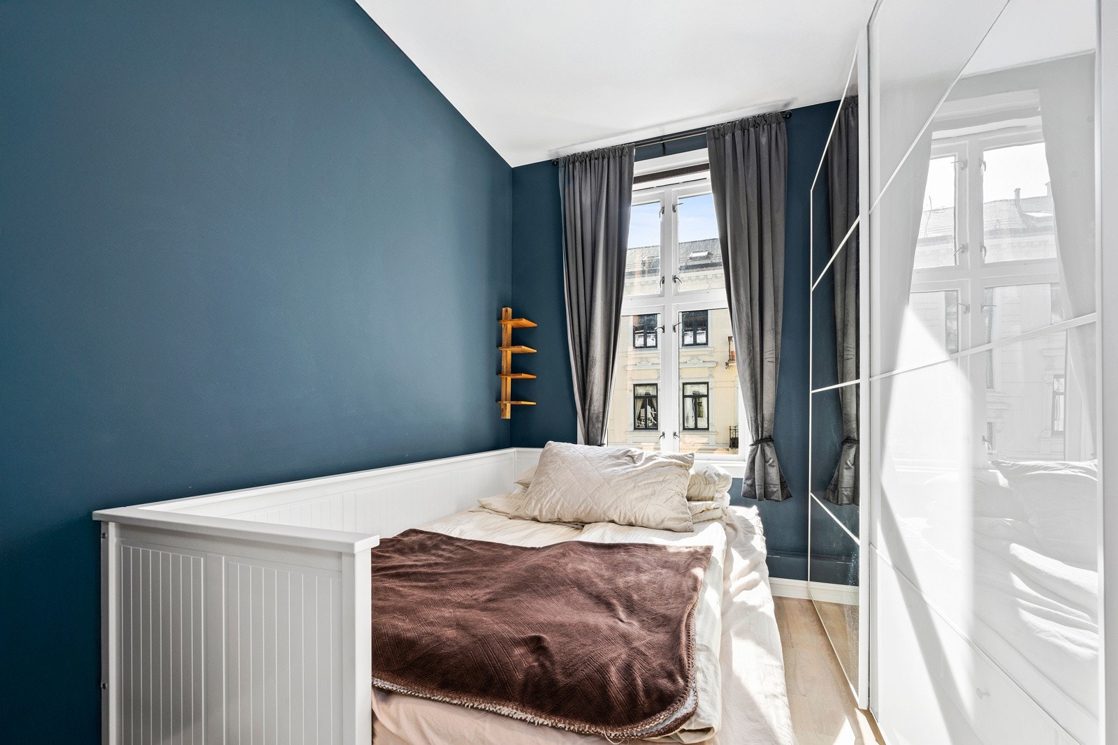 Store vinduer sørger for rikelig med naturlig lys og luft i rommet. Her kan dere skape et herlig soverom! Galleribilde
