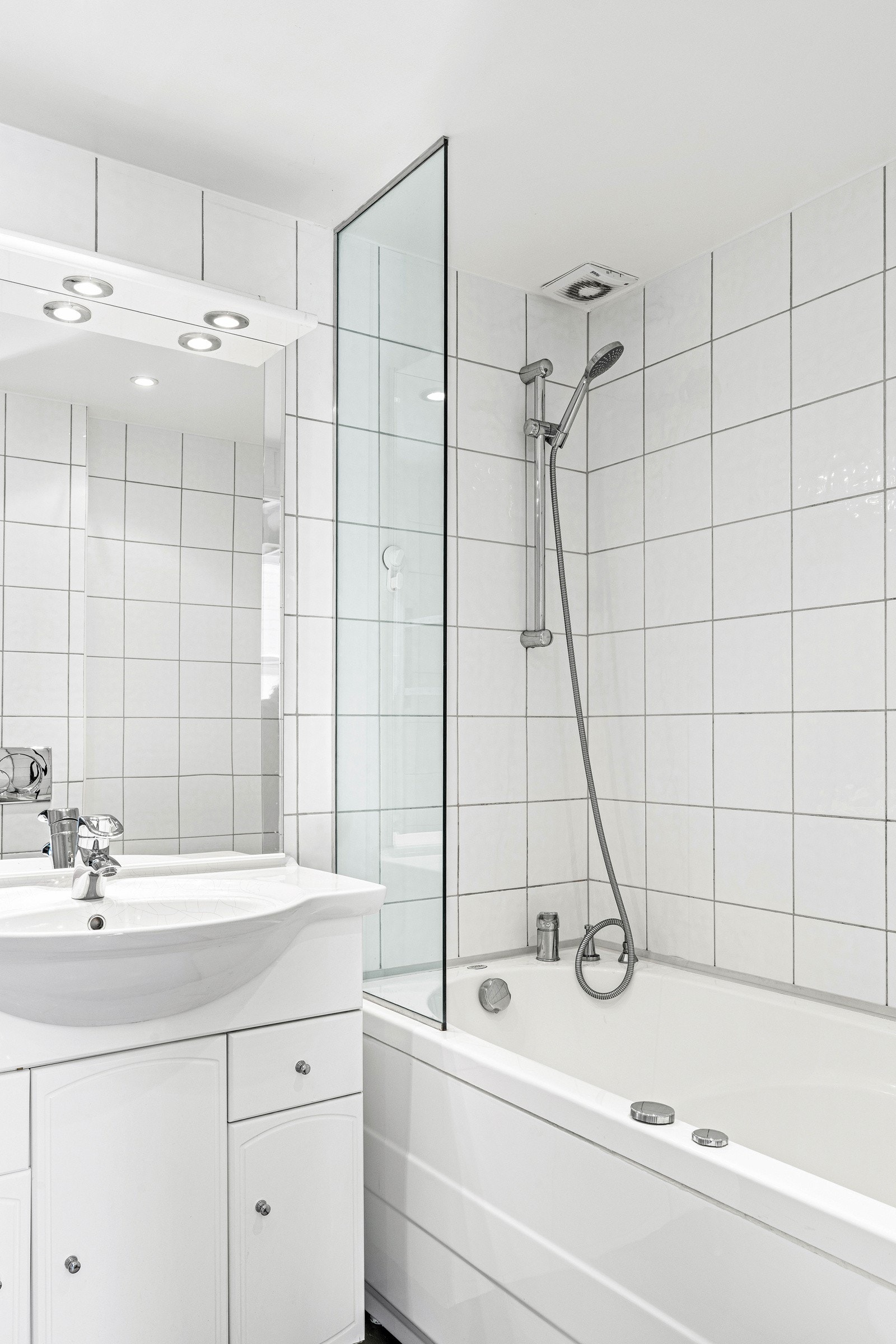 Badet har mekanisk avtrekk og tilluft under dør. Galleribilde