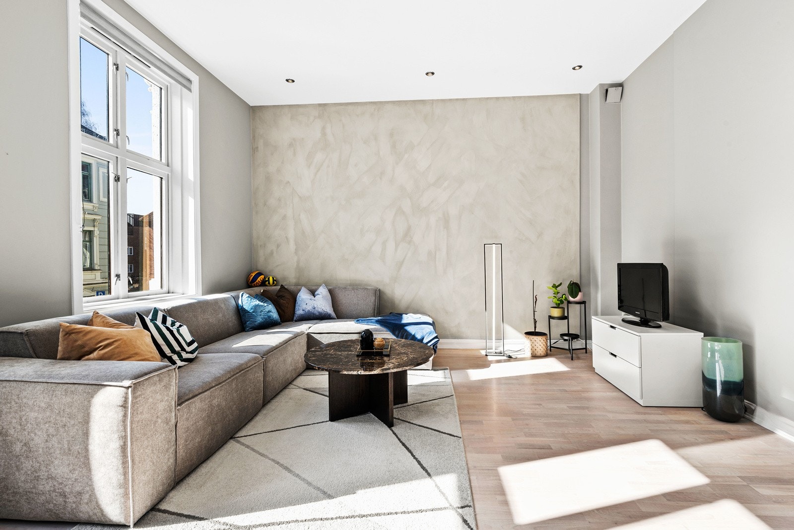 Stor, sosial stue med god plass til ønsket møblement. Galleribilde