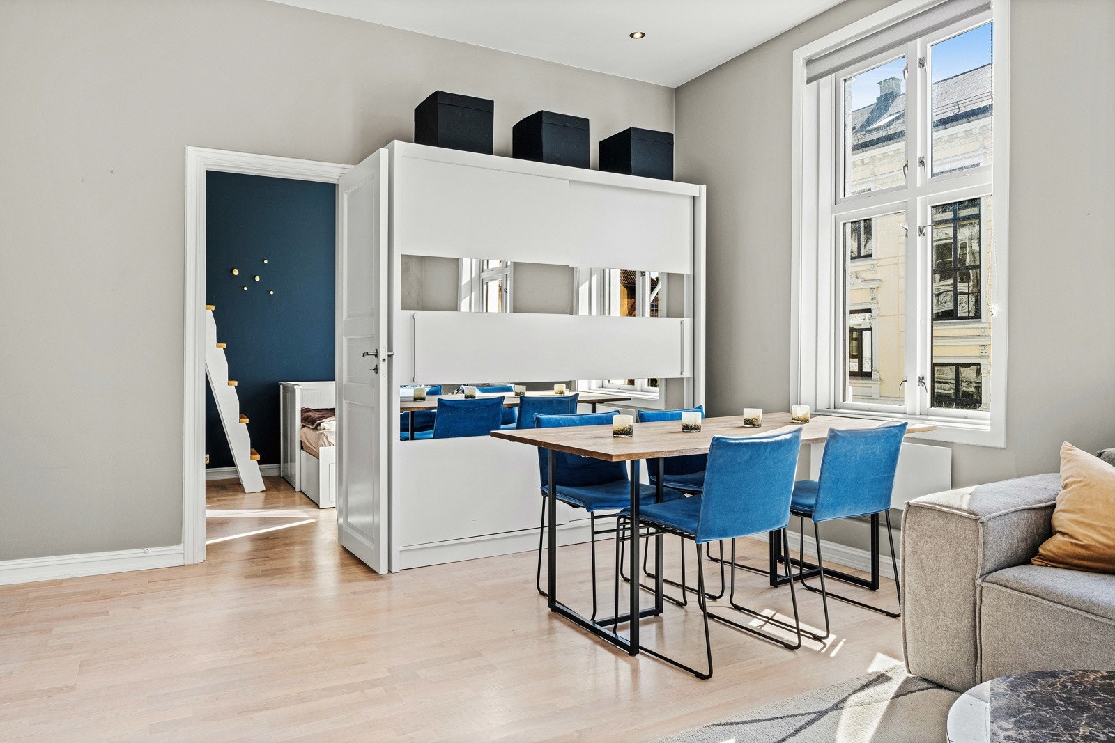 Spisebordet finner sin ideelle plass i en naturlig del av rommet. Her kan dere invitere venner og familie til hyggelige lag! Galleribilde