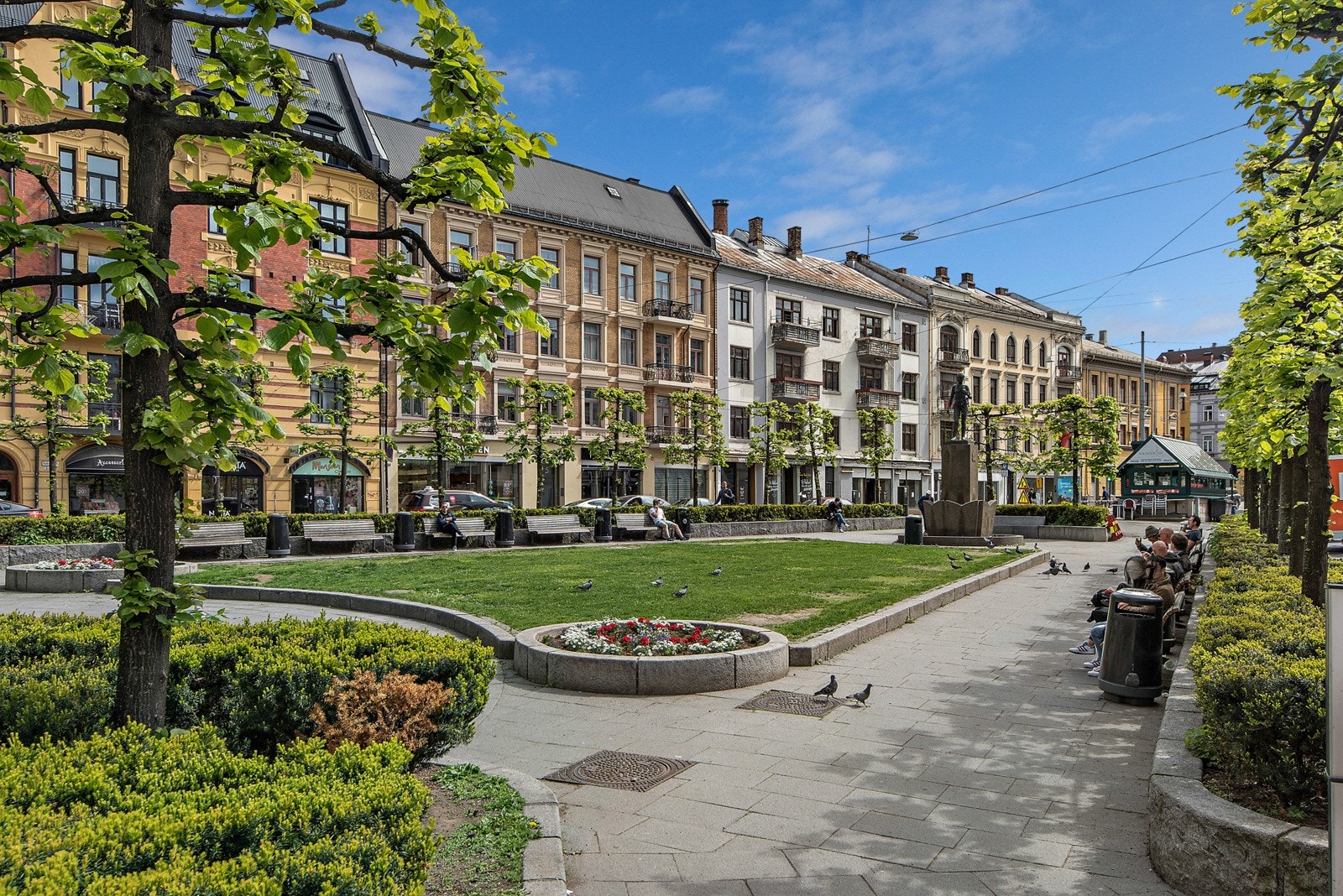 Svært god tilgang på offentlig kommunikasjon med noen få minutters gange til Majorstuen T-bane stasjon hvor du finner alle T-banelinjene, tre trikkelinjer, fem busslinjer og flybuss. Galleribilde
