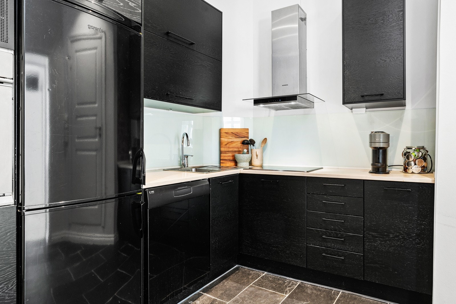 Kjøkkenet har integrerte hvitevarer. Kjøl/frys, ovn, platetopp, oppvaskmaskin og ventilator. Galleribilde