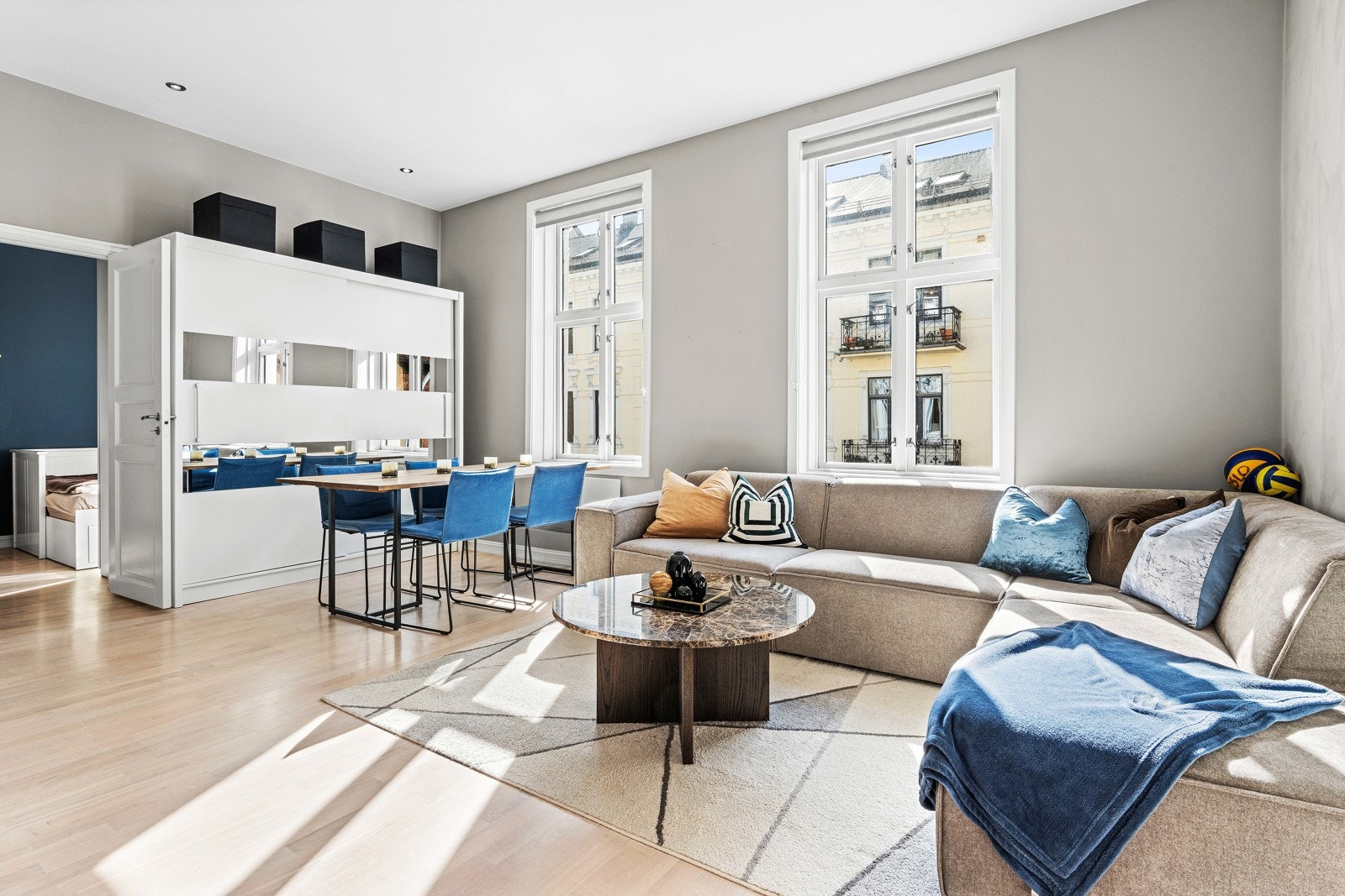 Store vinduer gir godt med naturlig lys i rommet. Galleribilde