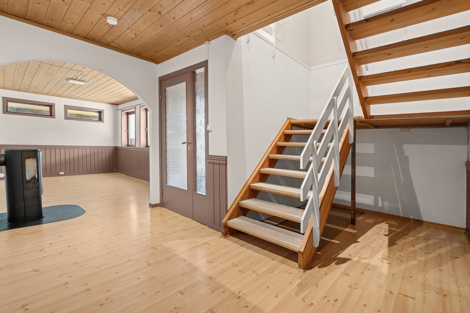 Fra stua går det trapp ned til tv stue i underetasjen. Galleribilde