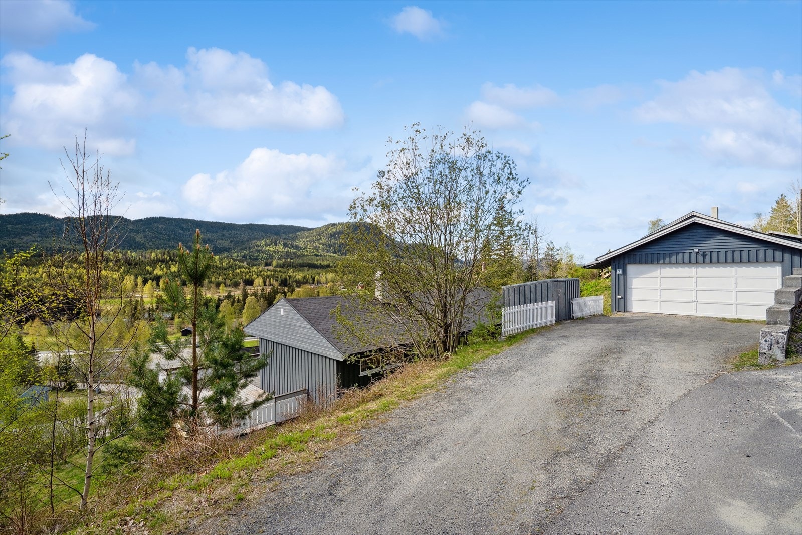 Eiendommen ligger idyllisk til i etablert og populært boligfelt i Svene. Galleribilde