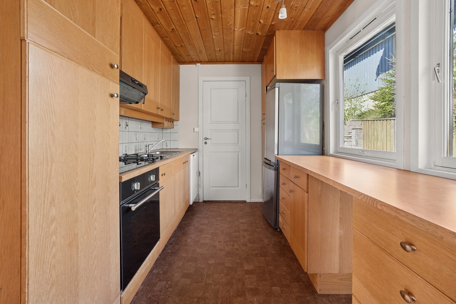 Det er bra med benkeplass på kjøkkenet. Galleribilde