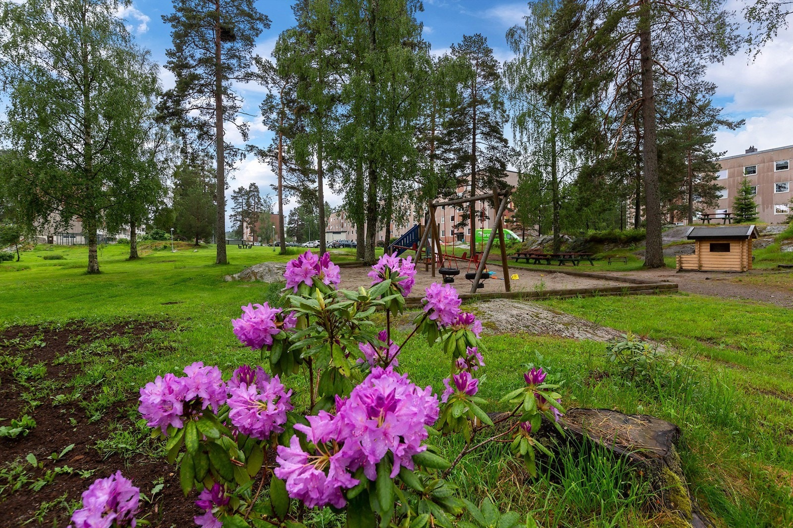 Litt lenger borti borettslaget finner du en av de andre fire lekeplassene. Nesten parkmessig opparbeidet. Galleribilde