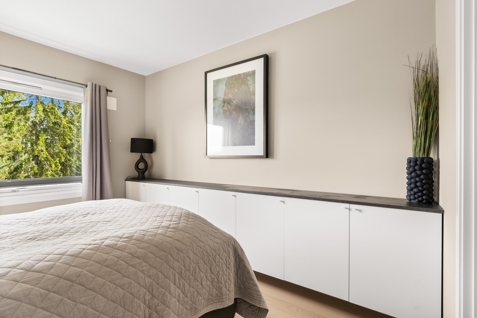 Soverommet er luftig og romslig, med god plass til dobbeltseng og garderobeløsning. Galleribilde