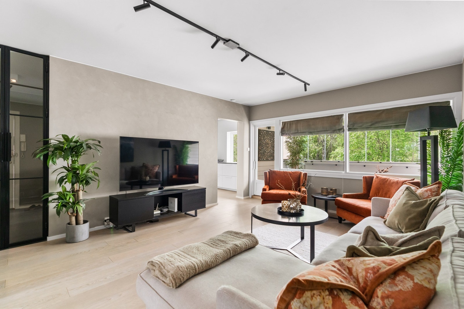 Dette er en lys, gjennomført og moderne leilighet med godt planlagte rom og oppgraderinger som gir et stilrent og komfortabelt hjem. Galleribilde