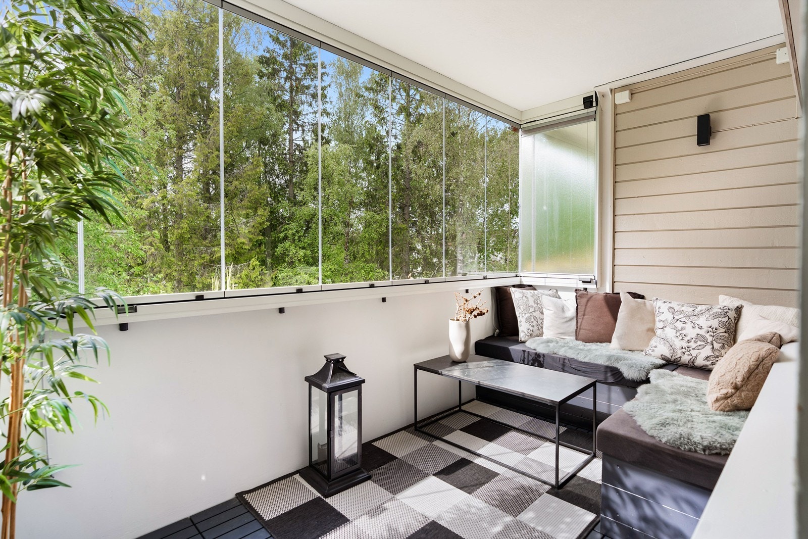 ...Usjenert, sydvendt innglasset balkong m/sol fra ca. kl. 10 til 18 sommerstid. Galleribilde