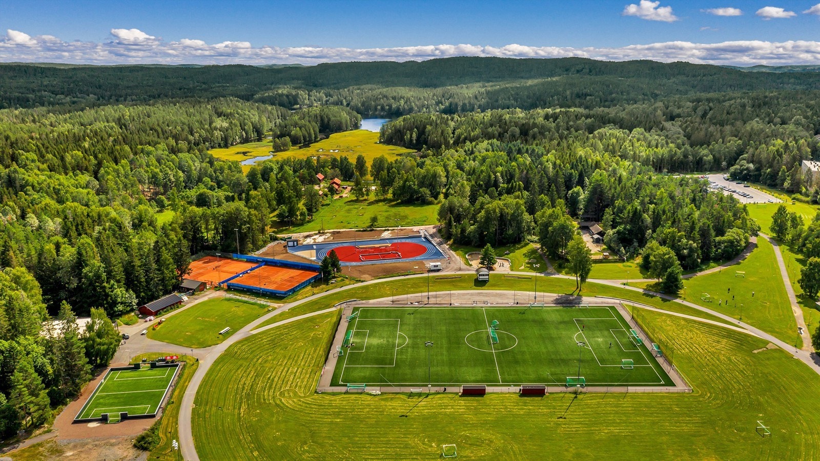 Haraløkka - idrettsplass og inngang til Østmarka! Her har du to kunstgressbaner, ballbinge, 200 meters løpebane og tufte-park! I tillegg har du tennisklubb! Galleribilde