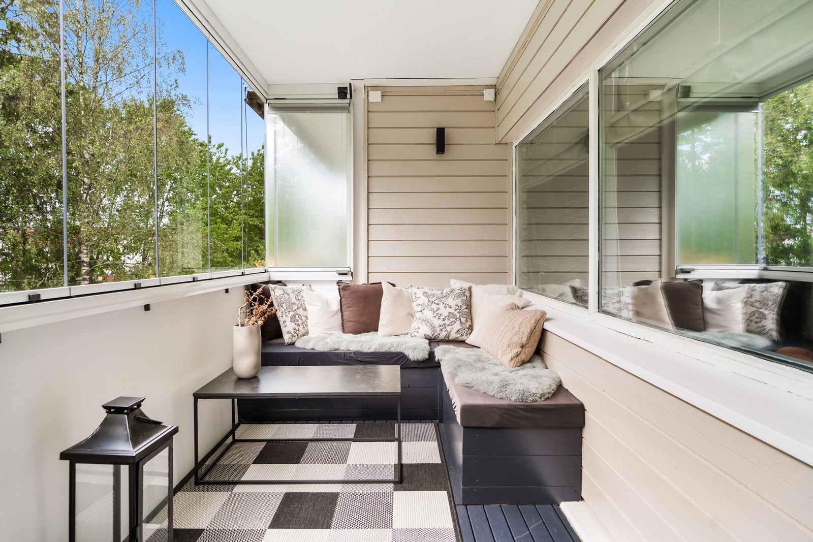 Ca 100 meter unna leiligheten finner du lokalbutikken og de populære kunsterboligene.
Her bor du med marka som nærmeste nabo. Galleribilde