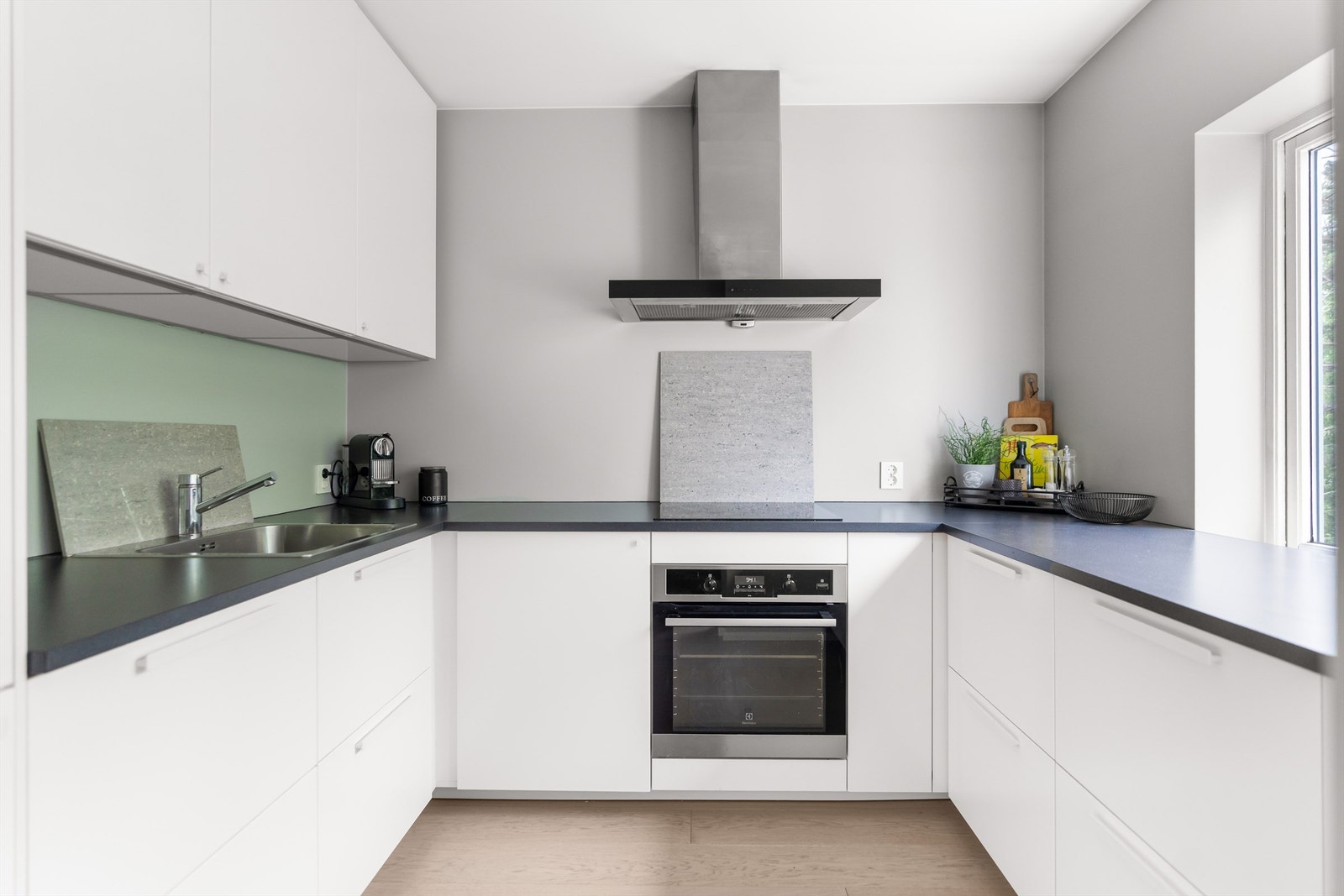 Rene, elegant linjer på kjøkkenet og svært praktisk rom med mye skap- og benkeplass. Galleribilde