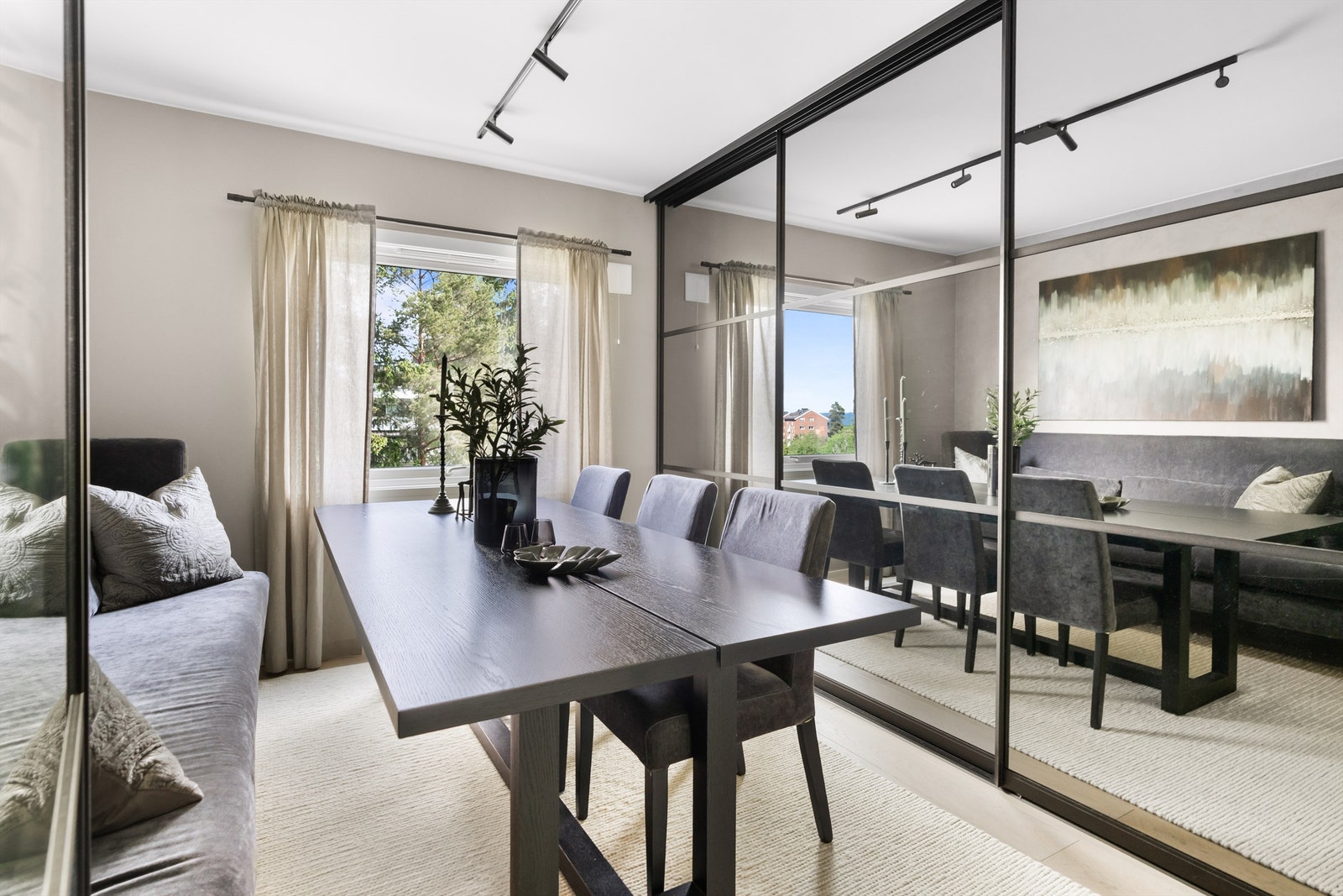 Soverommet er innredet som spisestue.
Ny, lekker skyvedørgarderobe fra 2023 Galleribilde