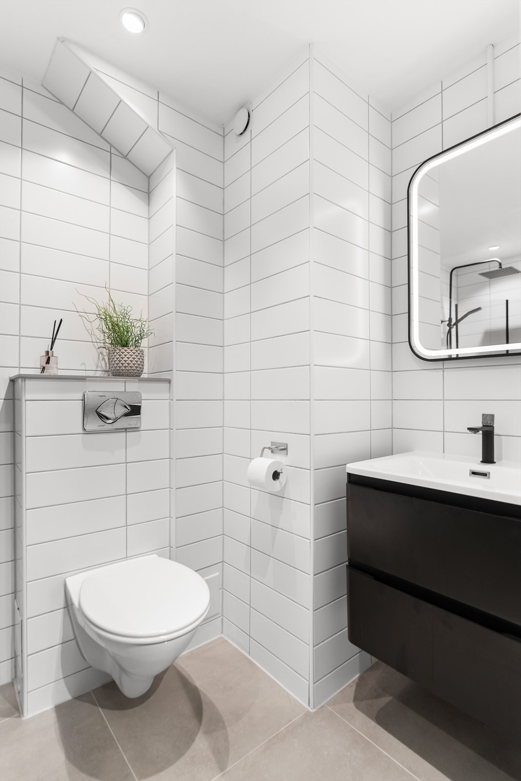 Oppgradert baderom 2023: Lagt flis på flis på gulv, byttet innredning, dusjdører og dusjarmatur, nye downlights i taket. Galleribilde