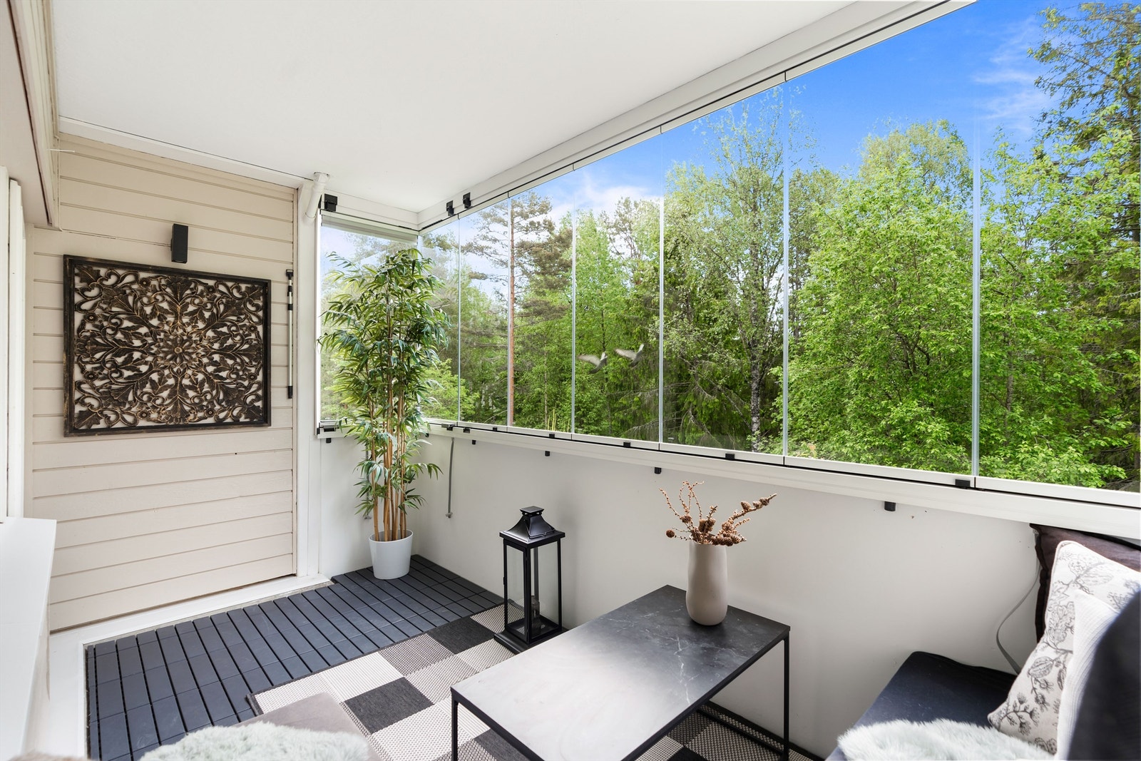 Deilig uteplass som forlenger sommeren i begge ender - innglassingen er fra 2023. Galleribilde