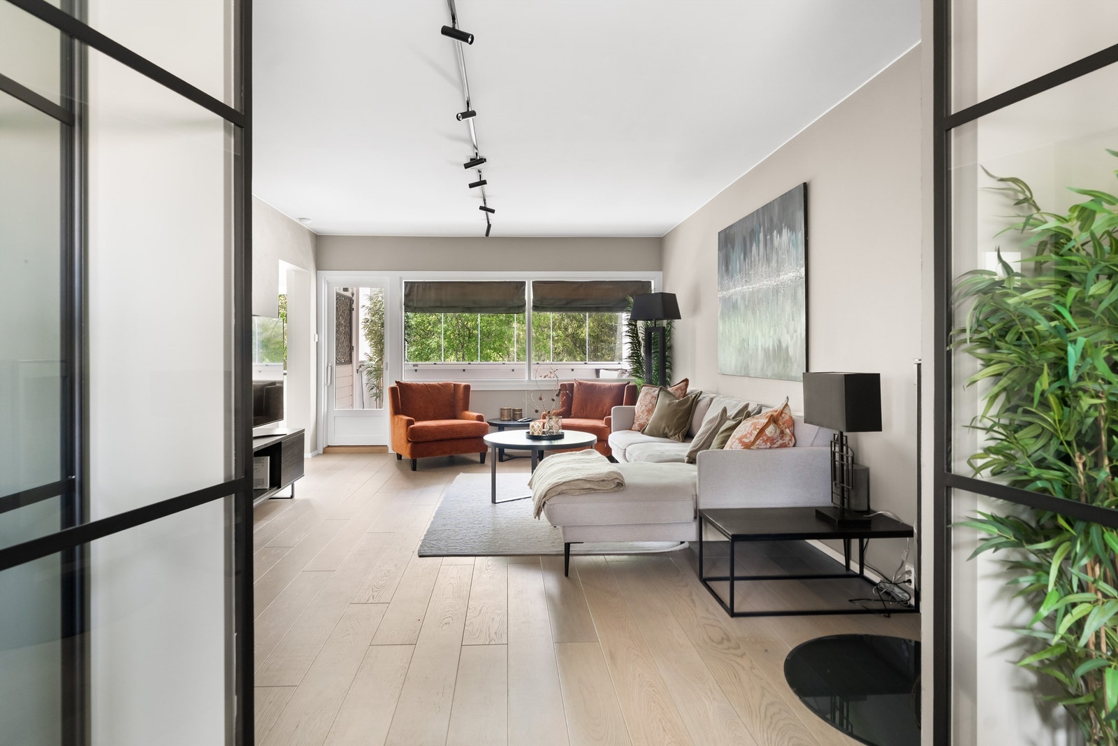 Mellom stue og opprinnelig soverom er det satt opp doble, lekre smijernsdører med innfelte glass. Galleribilde