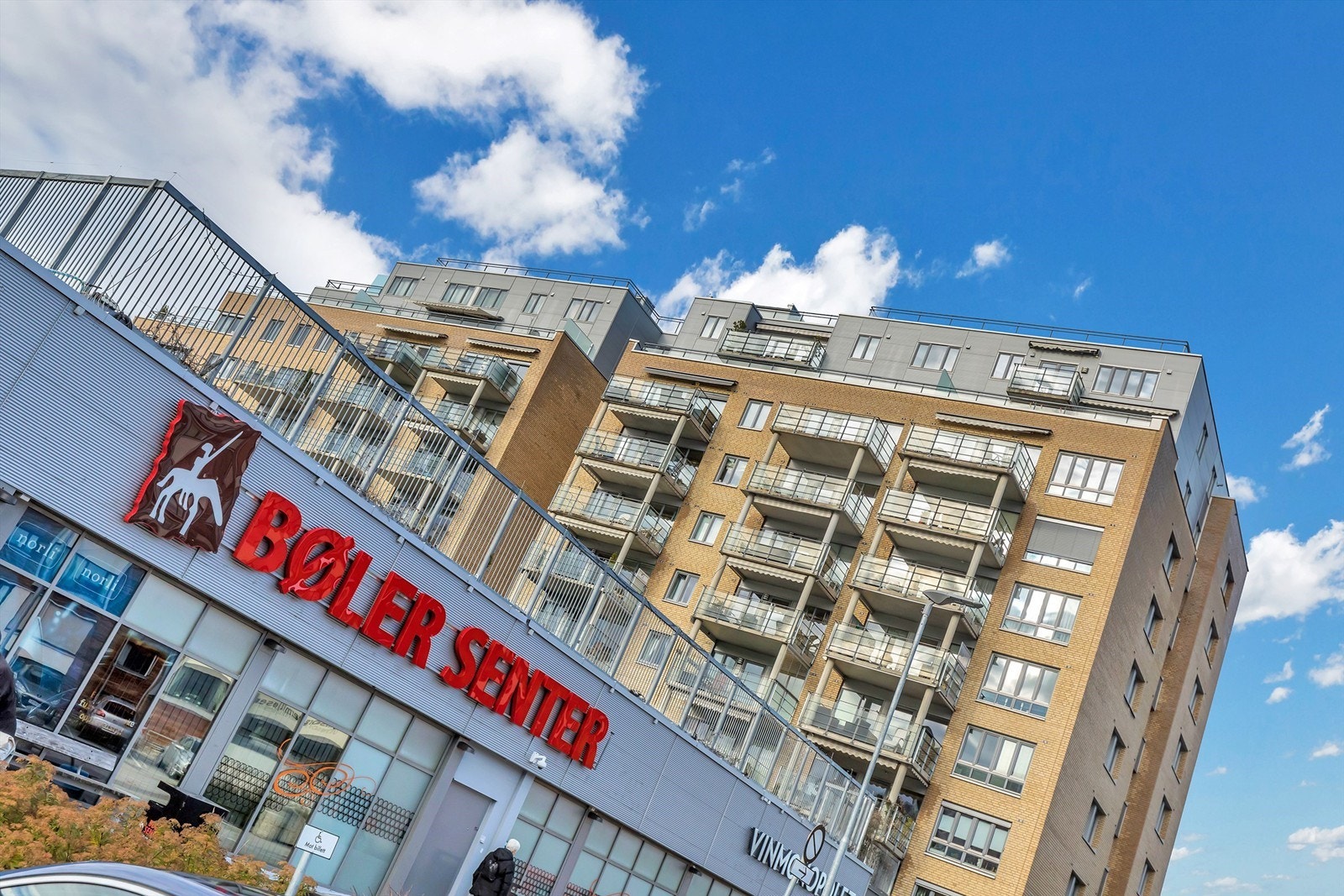 Bøler Senter, midt imellom banen/bussen og hjemmet ditt, kan du handle på vei hjem. Her finner du det meste av det du trenger i hverdagen. Galleribilde