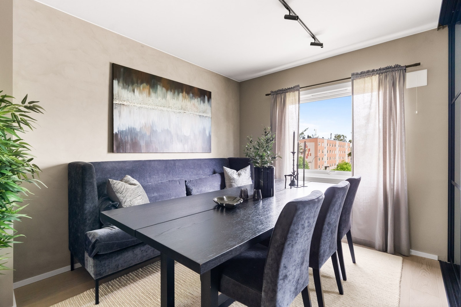 Det er lett å omgjøre spisestuen til soverom igjen - skyvedørgarderoben er allerede her.
Kle glasset med frostet film innvendig? Eller bruke tekstiler som kan fjernes ved behov Galleribilde