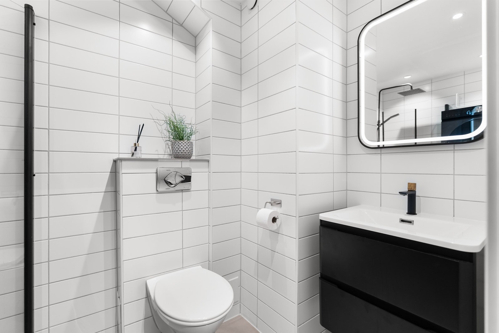 Pent flislagt bad fra 2007, oppgradert i 2023 med nye gulvfliser (flis på flis) Galleribilde