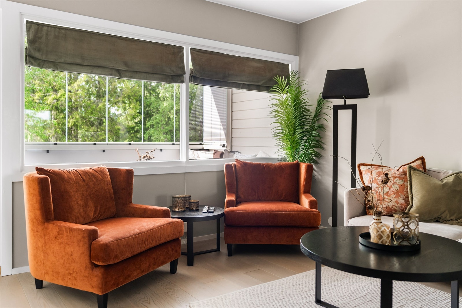 I og meg at soverommet i forlengelsen av stuen er brukt som spisestue, så kan du " tillate" deg selv å ha to godstoler ved de store vindusflatene.
Alternativt kunne du ha plassert en spisestue her? Galleribilde