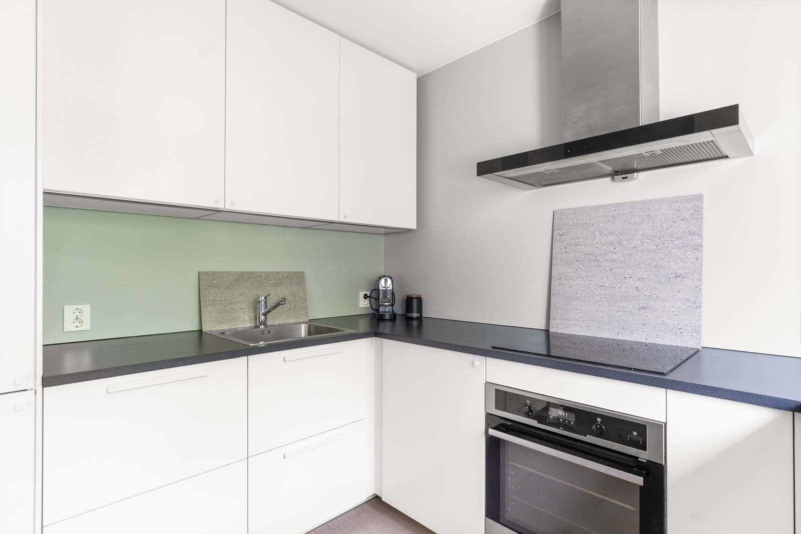 Duse og flotte farger er gjennomgående toner i hele leiligheten. Moderne kjøkkeninnredning samtidig som den er nøytral og tidløs. Galleribilde