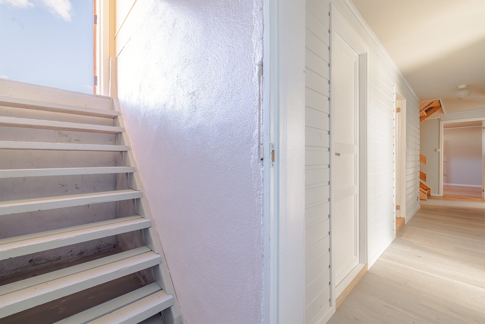Kjelleren har adkomst både fra hovedetasjen og egen utgang til tomten. Galleribilde